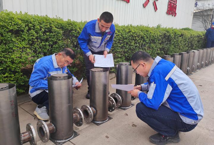 此次焊接比武大赛共20余名选手参加角逐，生产部部长赵广宁、技术工程师张波、王沛亭结合评分标准，对焊件进行严格评估打分。
